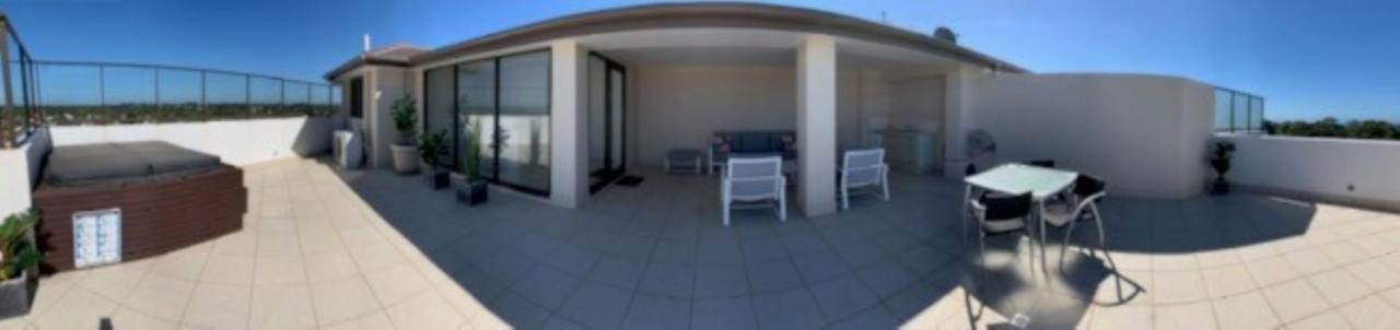 Grand Mercure Allegra Hervey Bay Exteriör bild A balcony