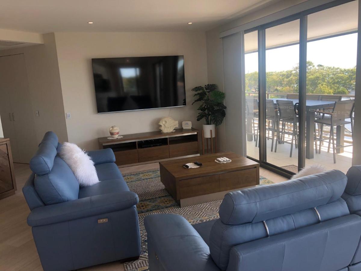 Grand Mercure Allegra Hervey Bay Exteriör bild Living room at the Ritz-Carlton, South Beach