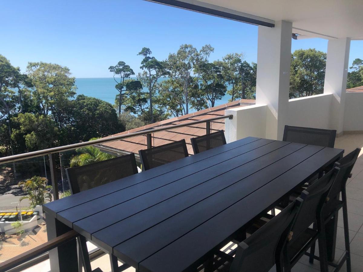 Grand Mercure Allegra Hervey Bay Exteriör bild A balcony in a residential apartment