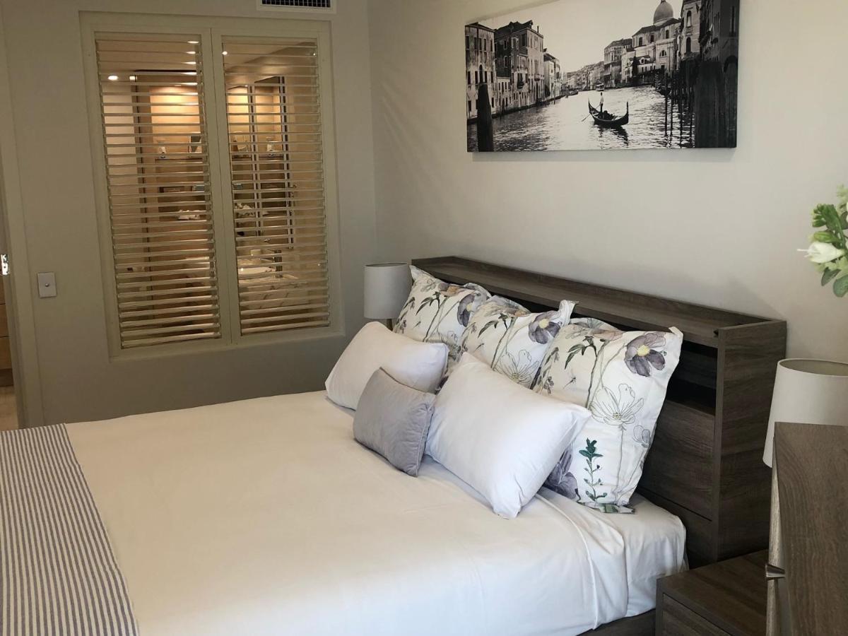 Grand Mercure Allegra Hervey Bay Exteriör bild A bedroom with plantation shutters