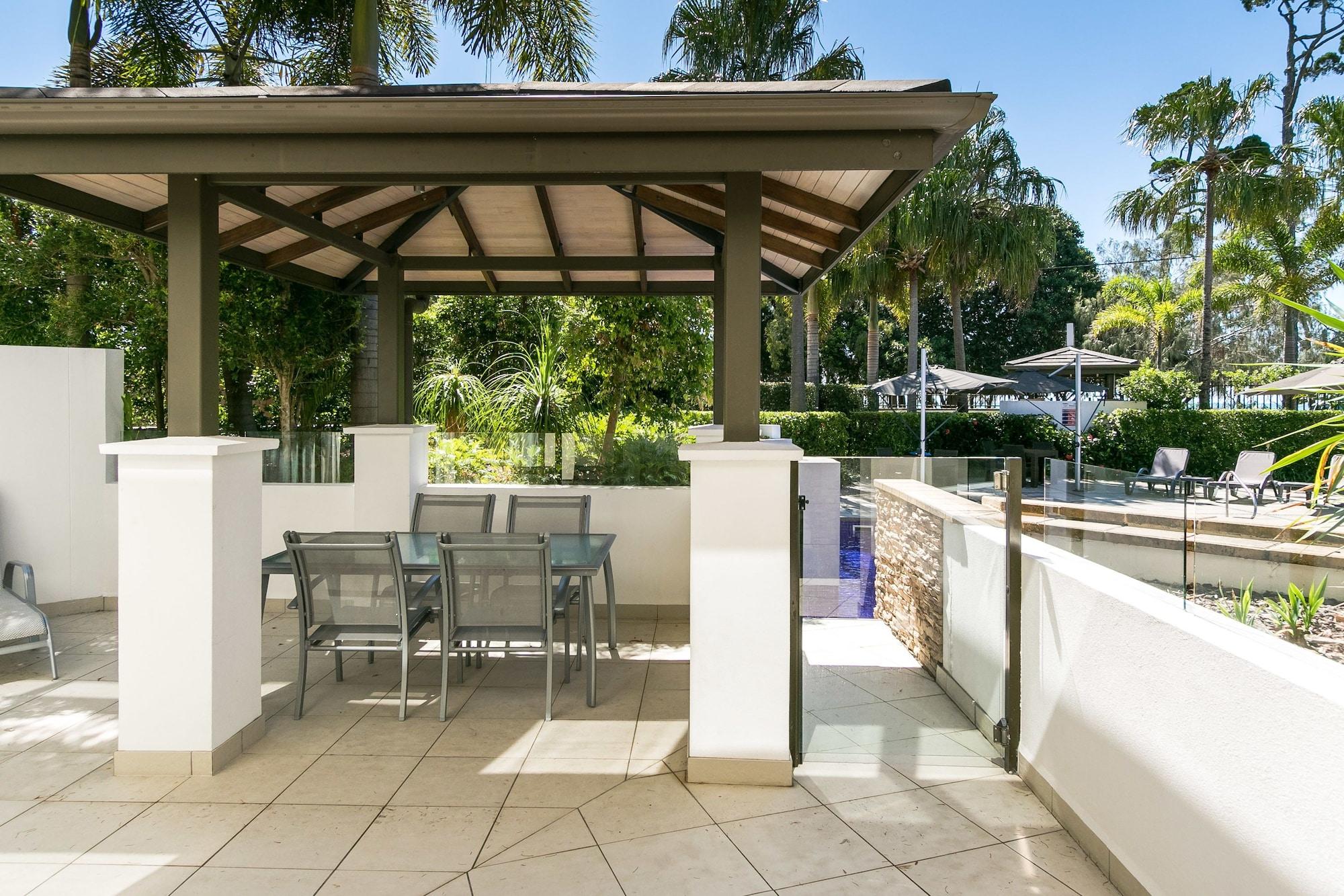 Grand Mercure Allegra Hervey Bay Exteriör bild The pool at the hotel