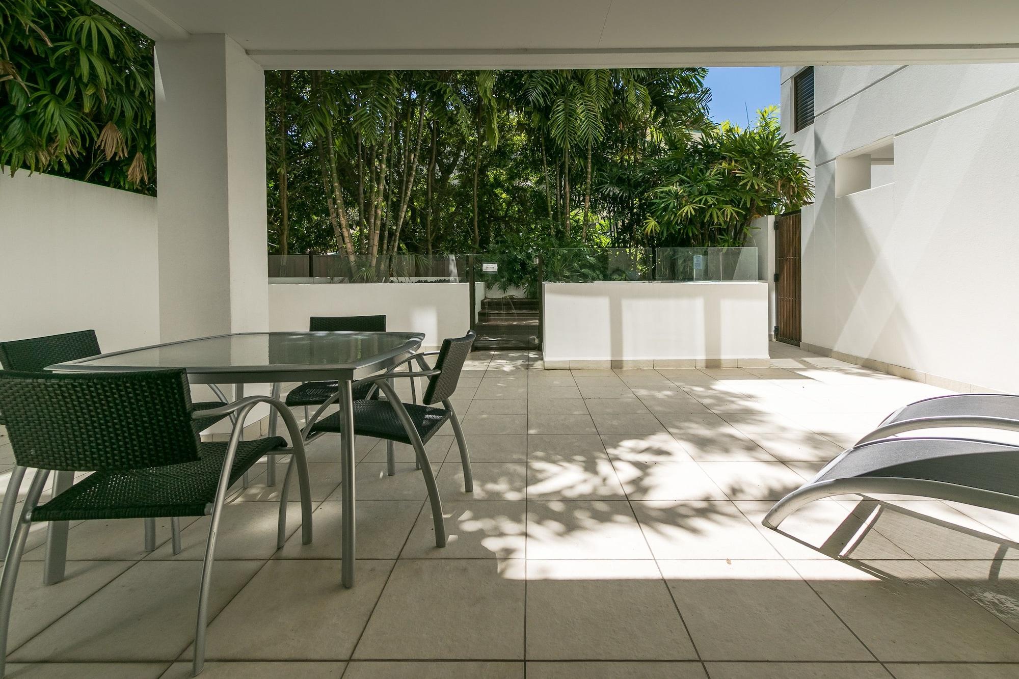 Grand Mercure Allegra Hervey Bay Exteriör bild The courtyard of a typical apartment at the complex