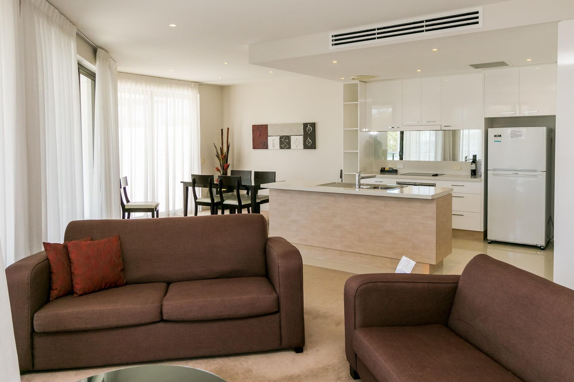 Grand Mercure Allegra Hervey Bay Exteriör bild A living room with a kitchen