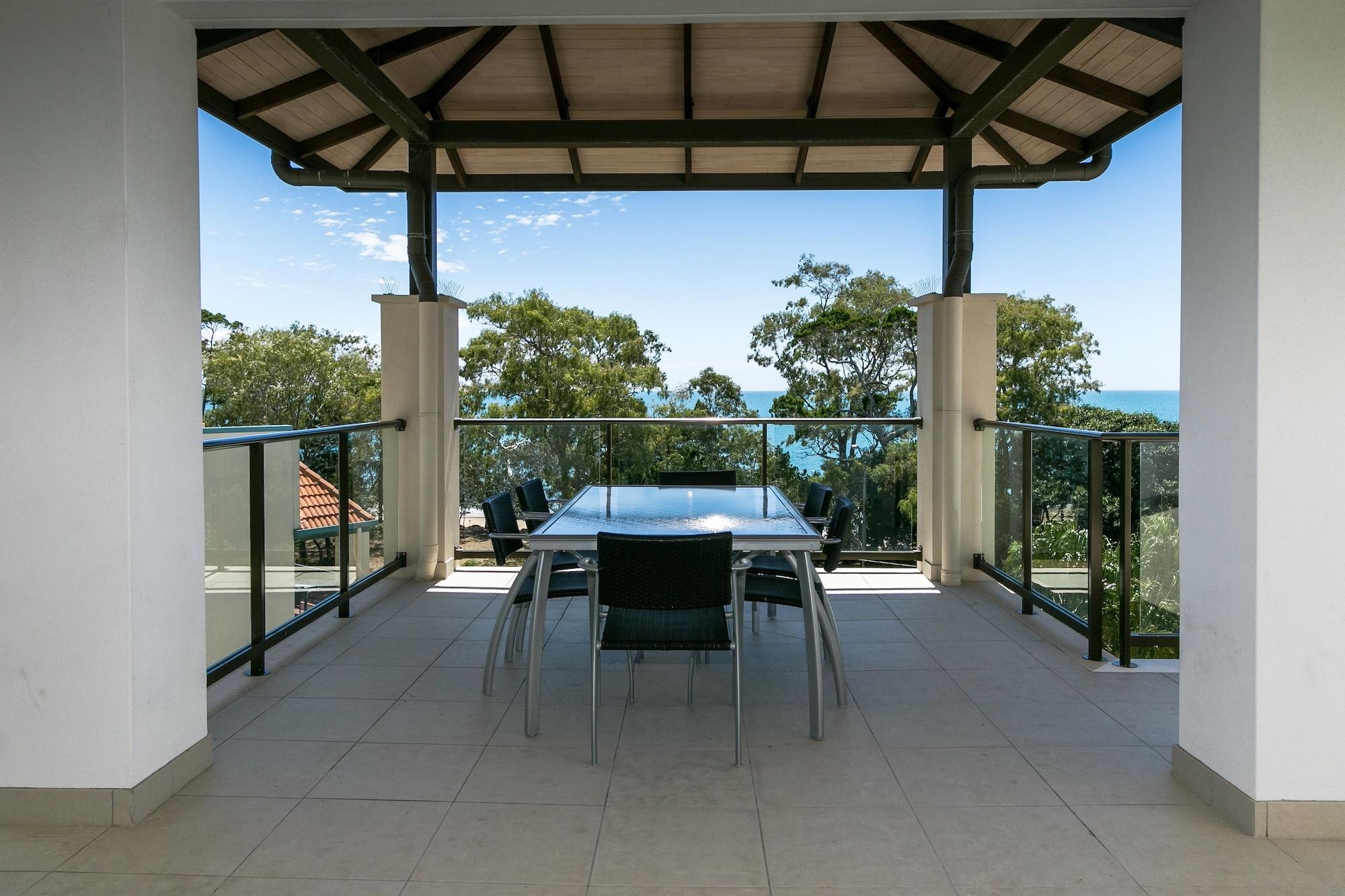 Grand Mercure Allegra Hervey Bay Exteriör bild A balcony