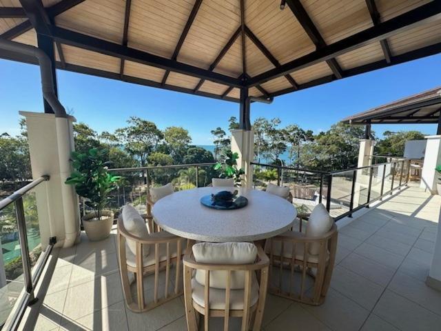 Grand Mercure Allegra Hervey Bay Exteriör bild Rooftop terrace at the resort