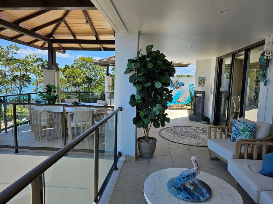 Grand Mercure Allegra Hervey Bay Exteriör bild A balcony at the Ritz-Carlton, Laguna Beach