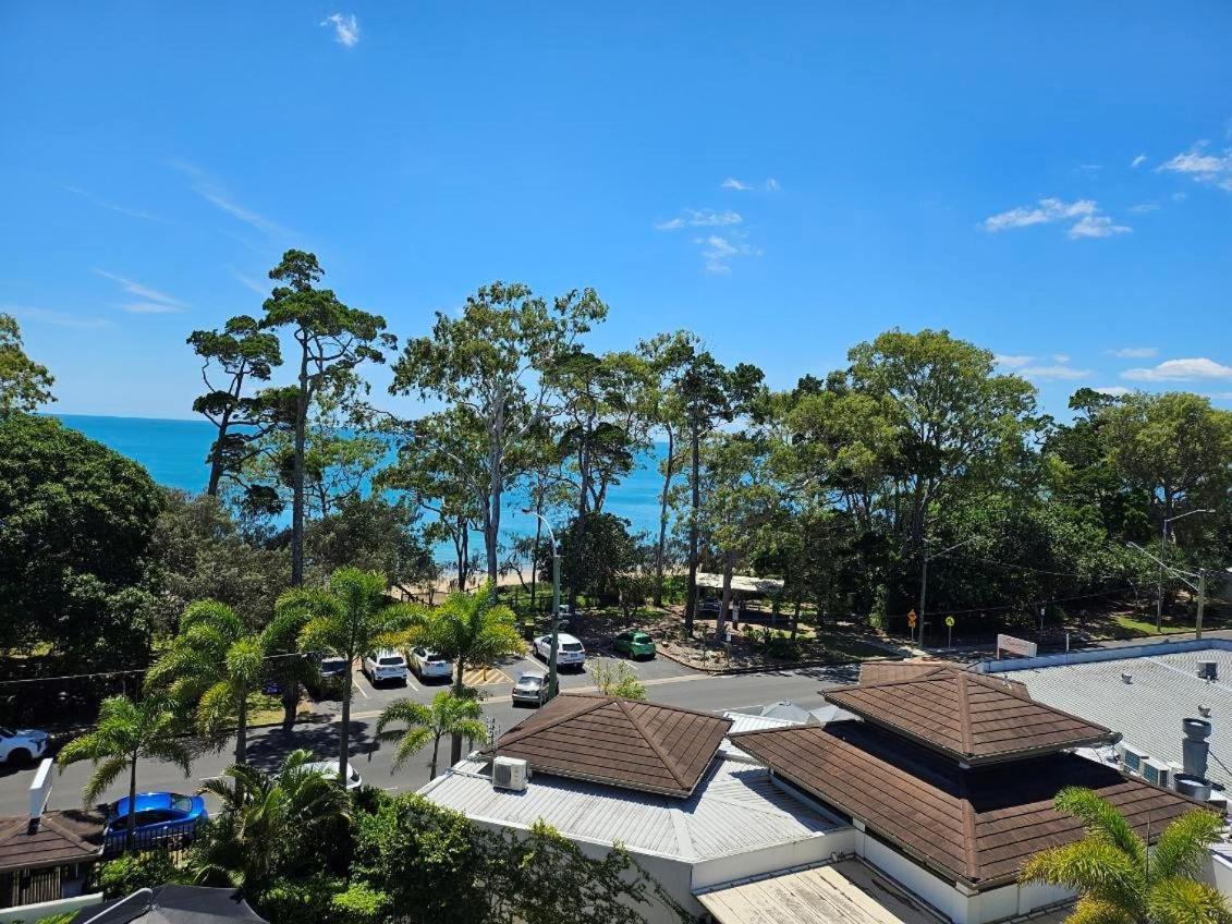 Grand Mercure Allegra Hervey Bay Exteriör bild View of the beach from the hotel