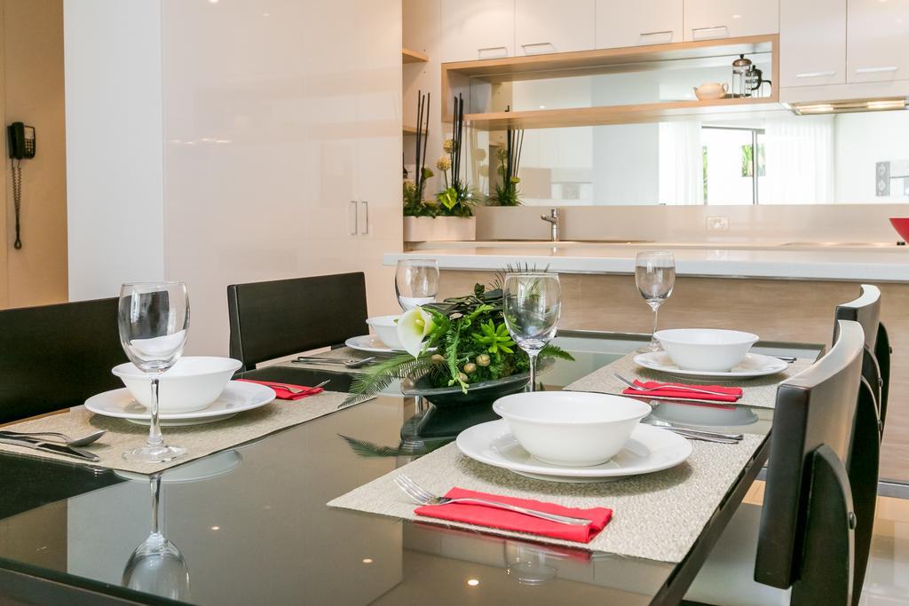 Grand Mercure Allegra Hervey Bay Exteriör bild A dining room table set for dinner