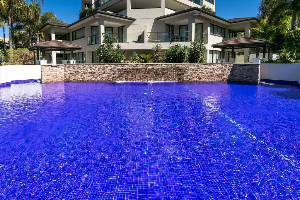 Grand Mercure Allegra Hervey Bay Exteriör bild The pool at the Sheraton Resort