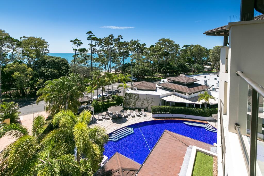 Grand Mercure Allegra Hervey Bay Exteriör bild View of the pool at the Mantra on Saltwater Island