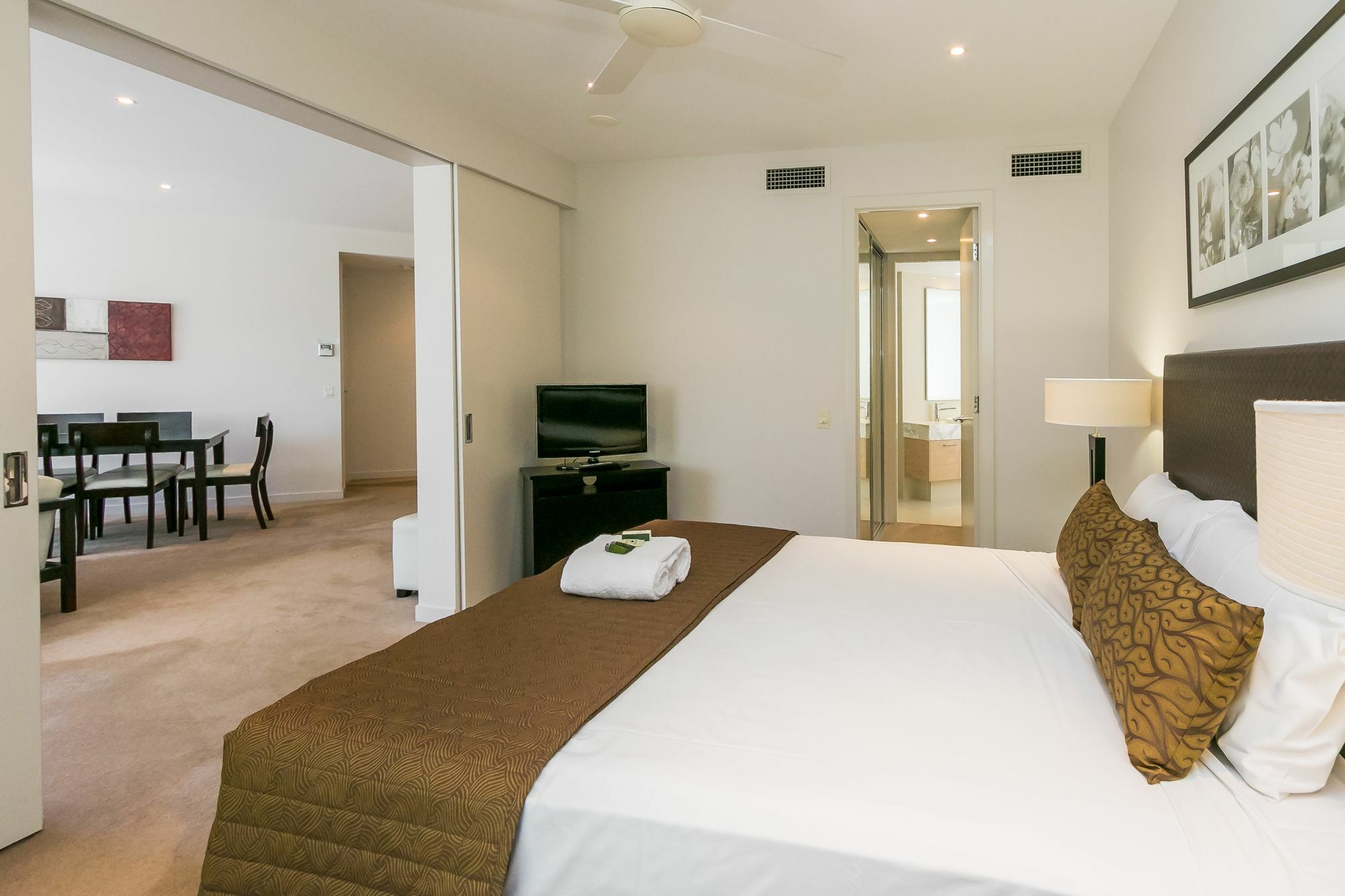 Grand Mercure Allegra Hervey Bay Exteriör bild A bedroom at the Mantra on Lake Orr